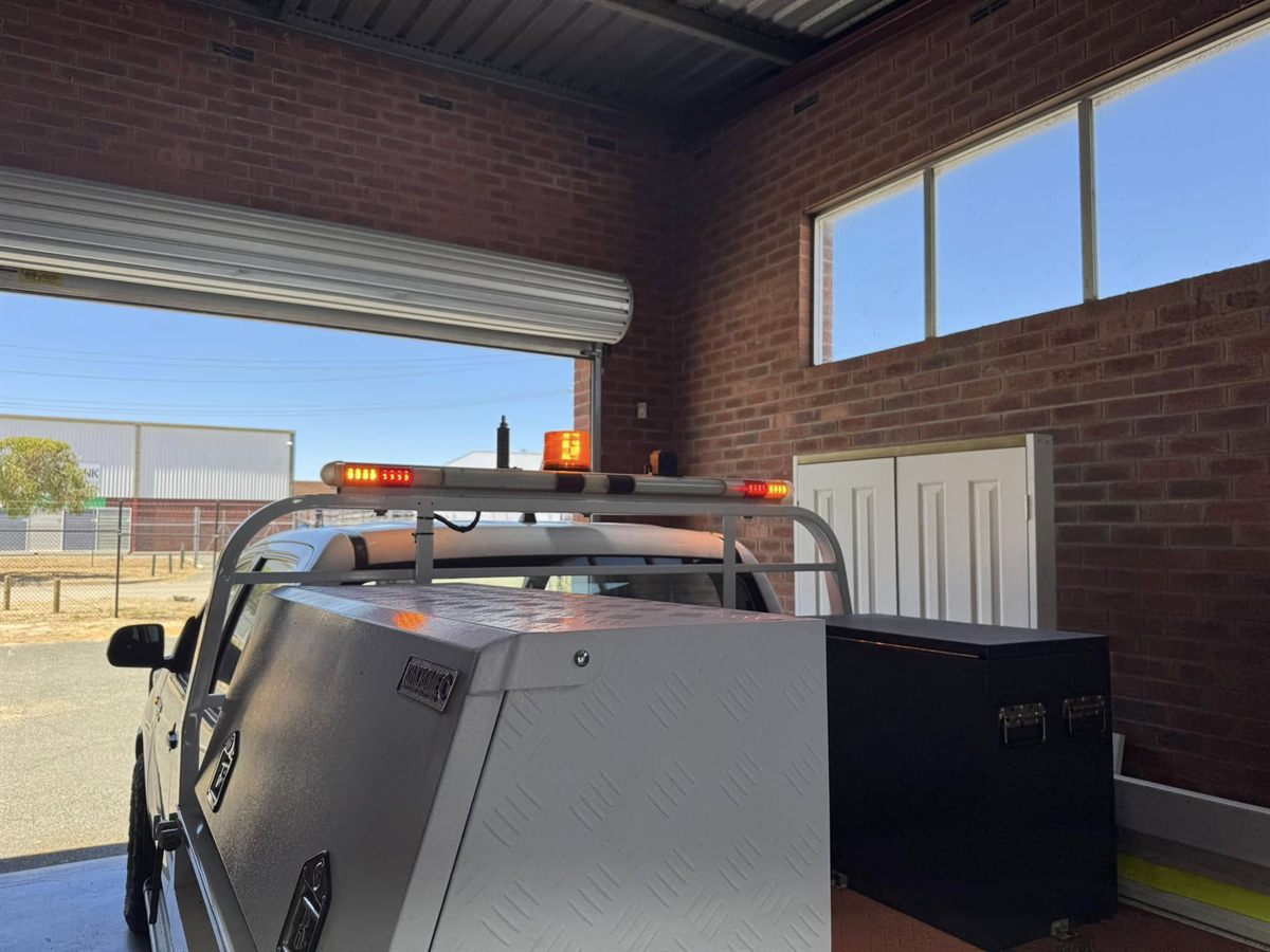 Tray toolbox with amber beacon and headboard lights
